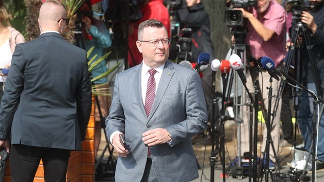 Ministr kultury Antonn Stank na setkn v Lnech s prezidentem Miloem Zemanem a pedsedou SSD Janem Hamkem (12. ervence 2019)