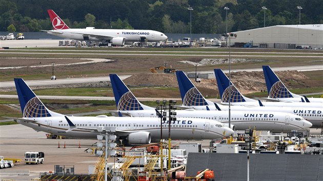 Letadla americkch aerolinek United Airlines na letiti v Houstonu (18. bezna 2019)