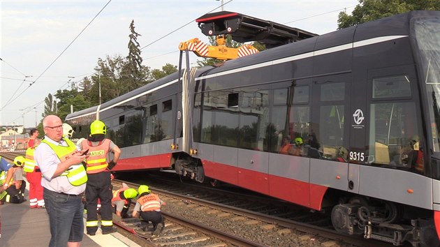 V Praze na Vinohradsk ulici vykolejila tramvaj. (19. ervence 2019)