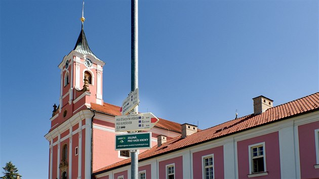 Na směrovkách Klubu českých turistů je Cyrilometodějská stezka označená bílým logem v modrém pozadí.