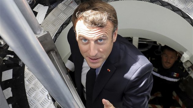 Francouzsk prezident Emmanuel Macron navtvuje novou jadernou ponorku Suffren (12. 7. 2019)