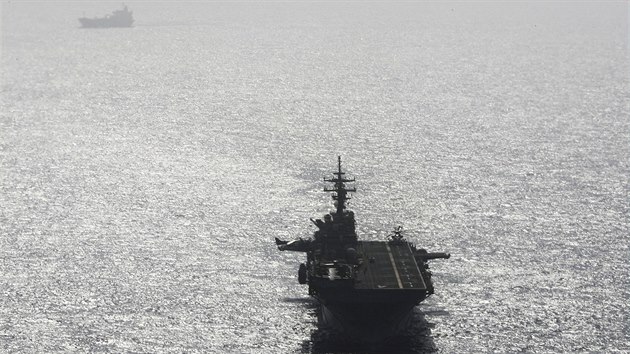 Americk vsadkov lo USS Boxer v oblasti Perskho zlivu (17. 7. 2019)