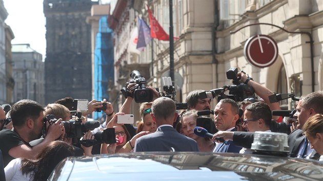 Premir a f ANO Andrej Babi pochopil, e jde do tuhho. Dorazil do Lidovho domu, kde sociln demokracie jedn o tom, zda ministi za SSD podaj demisi a odejdou z vldy. (15.7.2019)