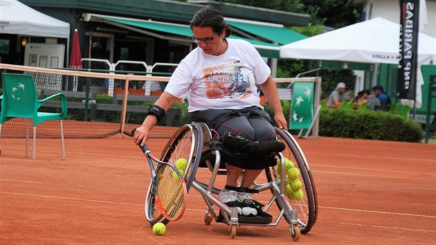 Nejlep�� �esk� tenistka s handicapem La�ka Po��zkov� se z��astnila turnaje v Belgii.