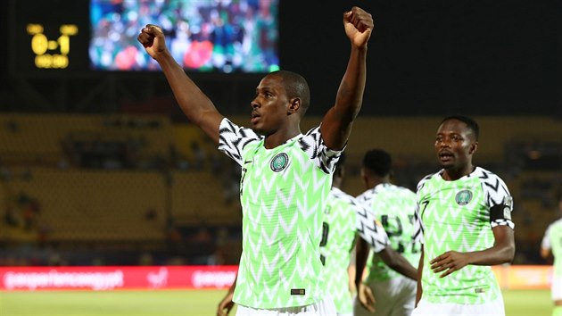 Nigerijsk fotbalista Odion Ighalo se raduje z glu, kter nasmroval jeho tm k bronzu z africkho ampiontu.