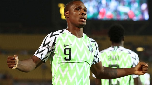 Nigerijsk fotbalista Odion Ighalo se raduje z glu, kter nasmroval jeho tm k bronzu z africkho ampiontu.