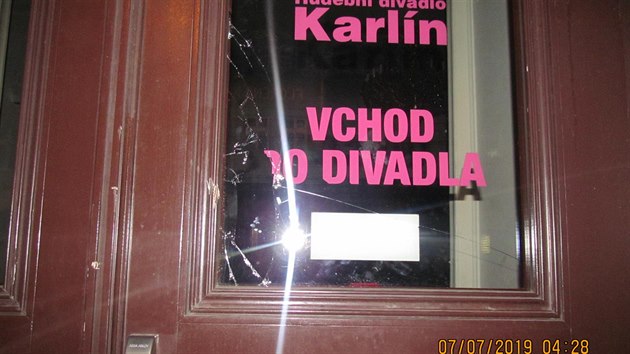 Vandal rozbil vkem od koe vlohu obchodu i vstup do divadla. (7. 7. 2019)