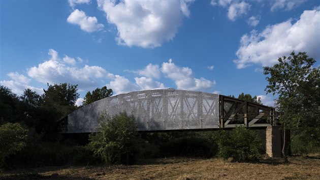 Pardubick most Zelek-obalen jako kukla.