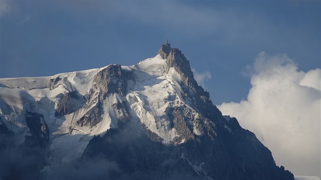 3842 metr vysok vrcholek Aiguille du Midi m tvar zk pyramidy.