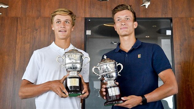 Tenist Jon Forejtek (vlevo) a Ji Leheka, kte vyhrli ve Wimbledonu juniorskou tyhru.