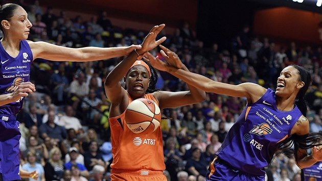 Jonquel Jonesov (uprosted) z Connecticut Sun bojuje s pesilou hrek Phoenix Mercury, vlevo Diana Taurasiov, vpravo DeWanna Bonnerov.