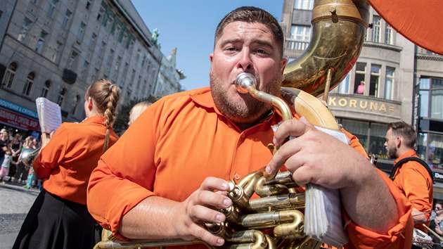 ongli, akrobati, herci, loutkai - v Praze zaal festival poulinho divadla Za dvemi. (15. ervence 2019)