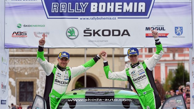 Vtzn posdka Rallye Bohemia (zprava) Kalle Rovanper a Jonne Halttunen z Finska.