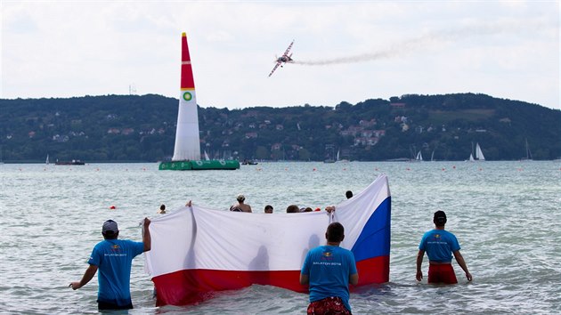 Akrobatick pilot Martin onka bhem zvodu Red Bull Air Race nad Balatonem