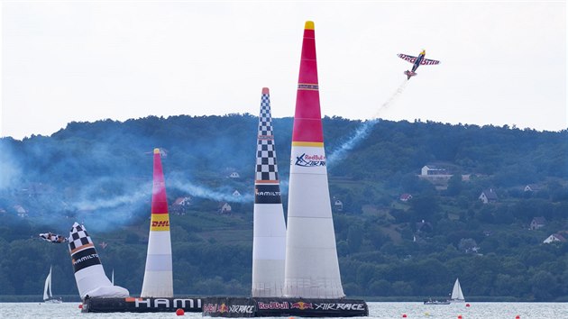 Akrobatick pilot Martin onka bhem zvodu Red Bull Air Race nad Balatonem