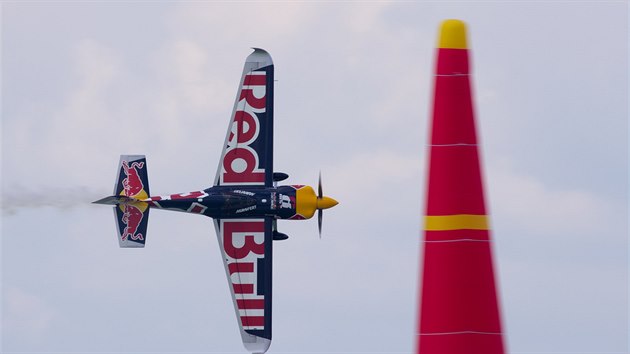Akrobatický pilot Martin Šonka během závodu Red Bull Air Race nad Balatonem