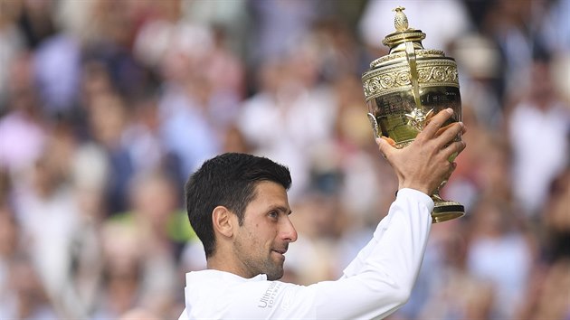 Srbsk tenista Novak Djokovi hrd dr trofej pro vtze Wimbledonu.