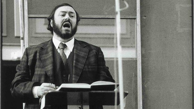Luciano Pavarotti na archivnm snmku, kter je k vidn v dokumentu