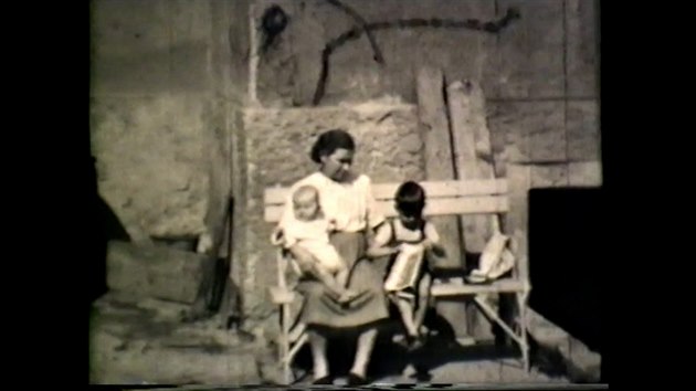 Záběry z rodinného archivu Miřenky Čechové využité v představení Osudety