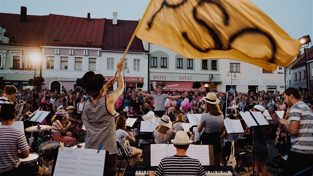 V domovské Polici nad Metují věnovali posluchači na koncertu Police Symphony Orchestra největší částku pro opravy místního kláštera.