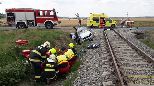 Pi srce vlaku s osobnm autem u Nan na Plzesku se vn zranili dva mui. (18. ervence 2019)