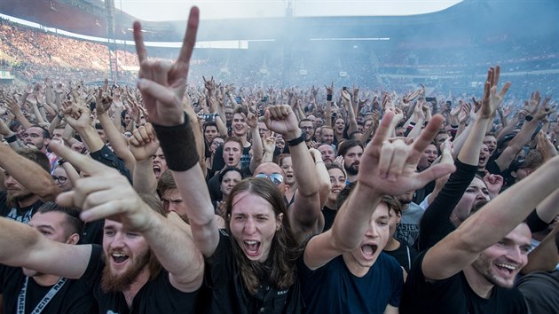 Fanouci kapely Rammstein 16. ervence 2019 v prask Eden Aren