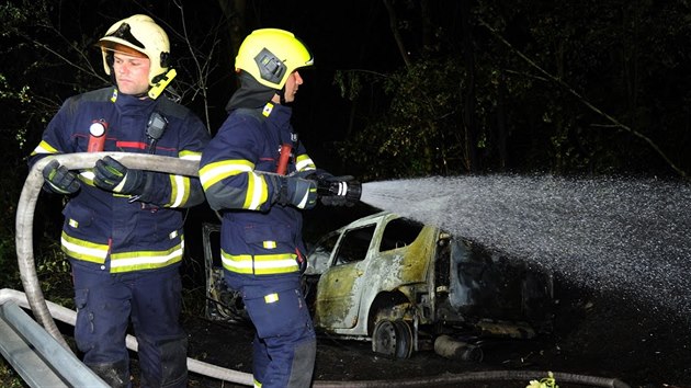 Hasii zasahovali u nehody osobnho auta, kter zaalo hoet v Horomick ulici v Praze 6. (10. ervence 2019)