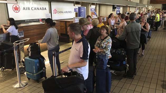 Lid z letadla spolenosti Air Canada, kter milo z Vancouveru do Sydney, ale muselo kvli turbulencm nouzov pistt v Honolulu, ekaj ve front (11. ervence 2019).