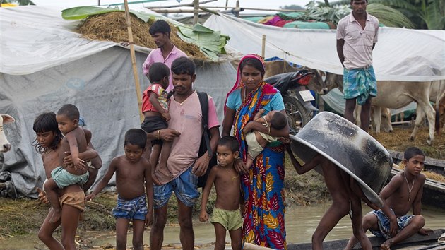 Lid z vesnice Katahguri u eky Brahmaputra ma jihu msta Gauhati v Indii (14. ervence 2019). Siln monzunov det vyvolaly zplavy na nkolika mstech v severovchodn Indii a Bangladi a Neplu.