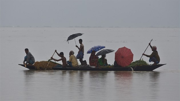 Lid z vesnice Katahguri pluj po rozvodnn ece Brahmaputra na jihu msta Gauhati v Indii (14. ervence 2019). Siln monzunov det vyvolaly zplavy na nkolika mstech v severovchodn Indii a Bangladi a Neplu.