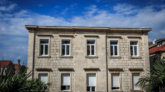 Ulice Ivana Duknovia, Jadranska Hrvatska, Trogir, Chorvatsko. Byt je ve druhm pate starho kamennho domu z roku 1928, kter byl pvodn postaven prarodii majitele. Nyn byl renovovn. 