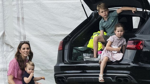 Vévodkyně Kate a její děti princ Louis, princ George a princezna Charlotte (Wokingham, 10. července 2019)