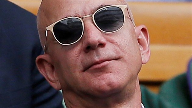 Jeff Bezos na finle Wimbledonu (Londn, 14. ervence 2019)