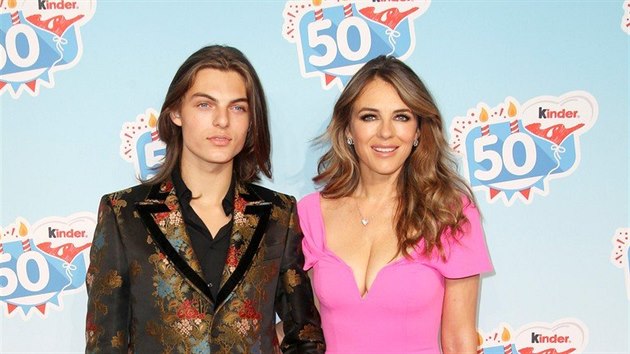 Damian Hurley a jeho matka Elizabeth Hurleyov (Soltau, 16. jna 2018)