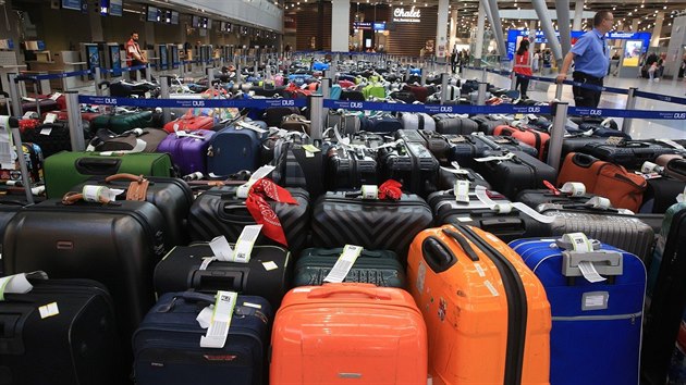 Na letiti v nmeckm Dsseldorfu zstalo kvli porue pepravnho systmu 2 500 kufr. Cestujc museli odlett bez zavazadel. (17. ervence 2019)