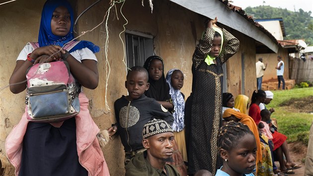 Lid z vesnice Beni v Kongu ekaj na vakcnu proti ebole. (17. ervence 2019)