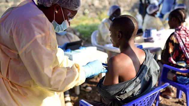 Lkai v Kongu okuj obyvatele ve mst Goma proti ebole. (17. ervence 2019)