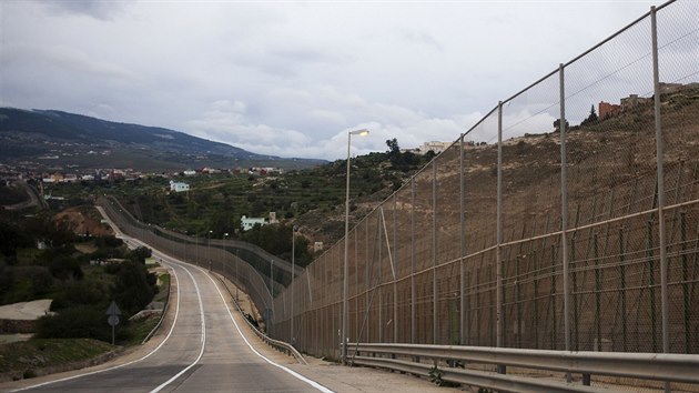 Plot na hranici panlsk enklvy Melilla v severn Africe a Maroka