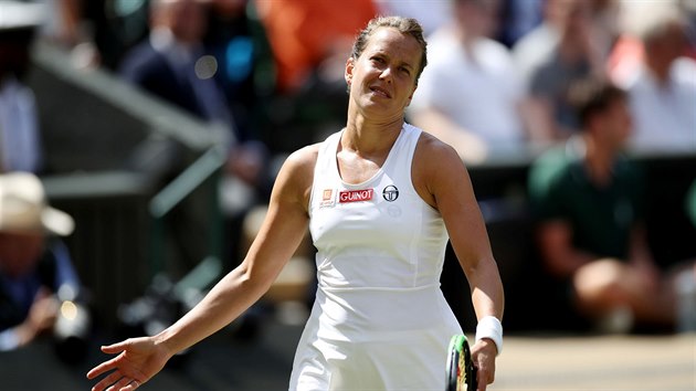 Barbora Strcov gestikuluje smrem k rozhodm v semifinle Wimbledonu.