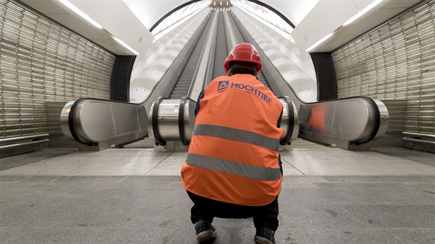 Na Karlov nmst finiuje oprava eskaltor v metru a tak zaalo hlouben achty pro bezbarirov vtah (12.7. 2019).