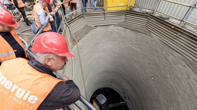 Na Karlov nmst finiuje oprava eskaltor v metru a tak zaalo hlouben achty pro bezbarirov vtah (12.7. 2019).