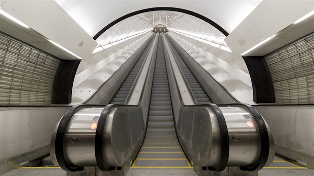 Na Karlov nmst finiuje oprava eskaltor v metru a tak zaalo hlouben achty pro bezbarirov vtah (12.7. 2019).