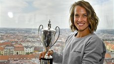 Tenistka Barbora Strýcová pózuje s pohárem pro vítězku čtyřhry ve Wimbledonu.