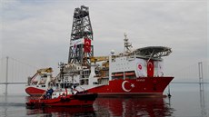 Turecká těžařská loď Yavuz je eskortovaná plavidlem turecké armády k pobřeží...