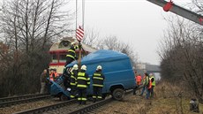 Nehoda, pi které smetl vlak na elezniním pejezdu dodávku, zastavila provoz na trati mezi Brnem a Jihlavou.