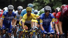 Lídr Tour de France Julian Alaphilippe ve lutém trikotu uprosted pelotonu...