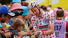 Tim Wellens se v dresu krále hor podepisuje fanoukm na Tour de France.