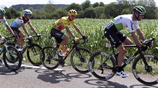 Italský cyklista Giulio Ciccone ve lutém dresu lídra Tour de France.