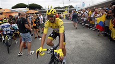 Francouzský cyklista Julian Alaphilippe ve lutém dresu lídra Tour de France.