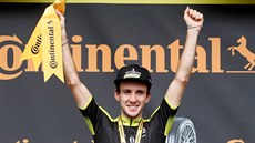 Britský cyklista Simon Yates slaví vítzství ve 12. etap Tour.